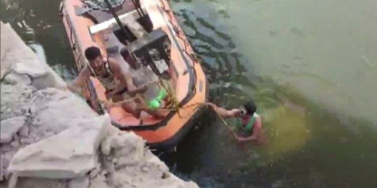 নিয়ন্ত্রণ হারিয়ে নদীতে বরযাত্রী বোঝাই গাড়ি, বরসহ ৯ জনের সলিল সমাধি