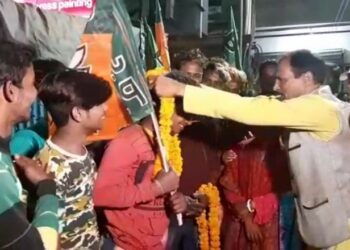 পুরভোটের মুখেই বাঁকুড়ায় তৃণমূলে ধ্বস, ঘাসফুল ছেড়ে পদ্মশিবিরে শতাধিক