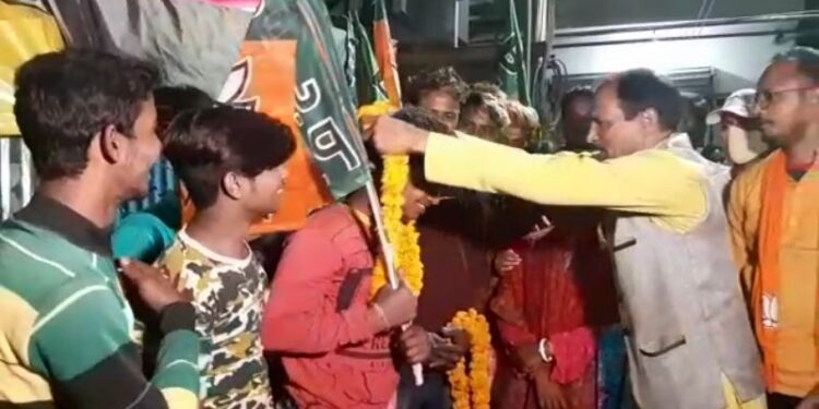 পুরভোটের মুখেই বাঁকুড়ায় তৃণমূলে ধ্বস, ঘাসফুল ছেড়ে পদ্মশিবিরে শতাধিক