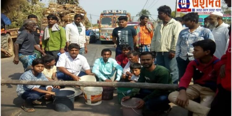পানীয় জলের দাবিতে পথ অবরোধ পূর্ব বর্ধমানের ভাতারে