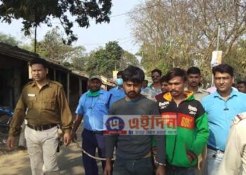 জনগনকে চোর চেনাতে কোমরে দড়ি পরিয়ে চোরেদের নিয়ে রোড মার্চ করলো পুলিশ