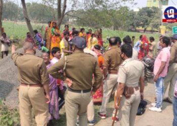 রাস্তার কাজের টেন্ডার নিয়ে তৃণমূলের দুই গোষ্ঠীর সংঘাত ঘিরে উত্তেজনা পূর্ব বর্ধমানের ভাতারের সাহেবগঞ্জ ২ পঞ্চায়েতে