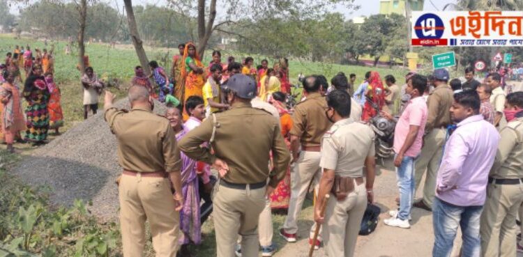 রাস্তার কাজের টেন্ডার নিয়ে তৃণমূলের দুই গোষ্ঠীর সংঘাত ঘিরে উত্তেজনা পূর্ব বর্ধমানের ভাতারের সাহেবগঞ্জ ২ পঞ্চায়েতে