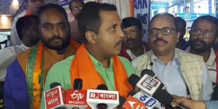 সিট অনিস খানের মৃত্যুর ঘটনায় নিচু তলার দুই পুলিশ কর্মীকে বলির পাঁঠা করলো : বললেন সজল ঘোষ