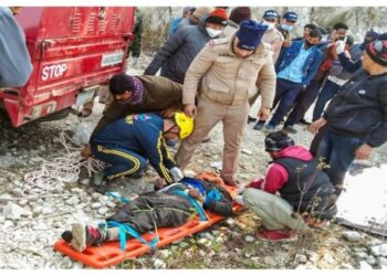 বিয়ে বাড়ি থেকে ফেরার পথে গভীর খাদের মধ্যে চারচাকা গাড়ি পড়ে ১৪ জনের মৃত্যু, আহত ২