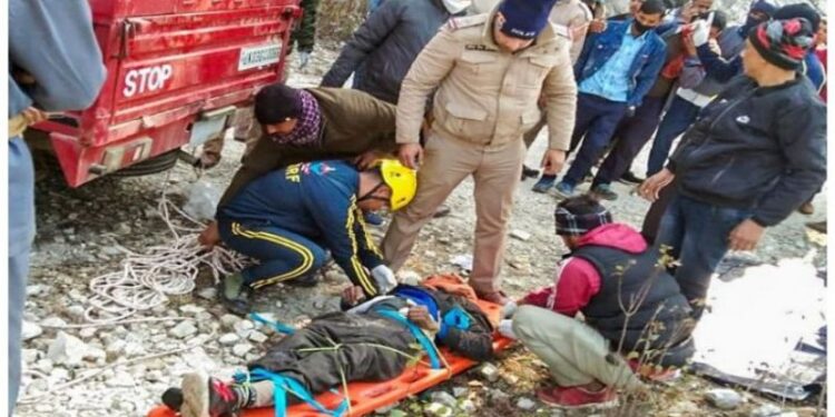 বিয়ে বাড়ি থেকে ফেরার পথে গভীর খাদের মধ্যে চারচাকা গাড়ি পড়ে ১৪ জনের মৃত্যু, আহত ২