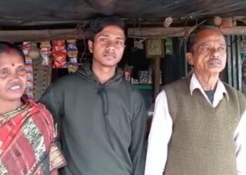 চায়ের দোকান চালিয়ে মেডিকেলের প্রবেশিকা পরীক্ষায় উত্তীর্ণ হলেন দক্ষিণ দিনাজপুরের রিন্টু মালি