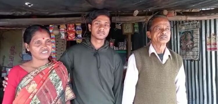 চায়ের দোকান চালিয়ে মেডিকেলের প্রবেশিকা পরীক্ষায় উত্তীর্ণ হলেন দক্ষিণ দিনাজপুরের রিন্টু মালি
