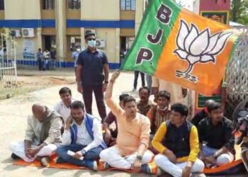 শাসকদলের বিরুদ্ধে ভোট লুঠের চেষ্টার অভিযোগ তুলে বিষ্ণুপুর মহকুমা শাসকের দফতরের সামনে বিক্ষোভ বিজেপি সাংসদের