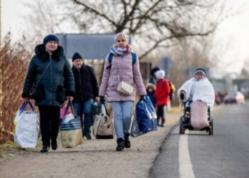 বিধ্বস্ত ইউক্রেন ছেড়ে পালাচ্ছে হাজার হাজার মানুষ,অনেকে আবার রাশিয়ার বিরুদ্ধে লড়াই করতে দেশে ফিরতে শুরু করেছেন