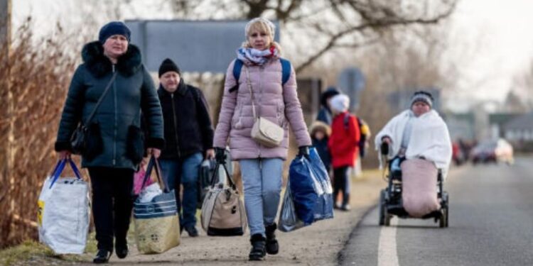 বিধ্বস্ত ইউক্রেন ছেড়ে পালাচ্ছে হাজার হাজার মানুষ,অনেকে আবার রাশিয়ার বিরুদ্ধে লড়াই করতে দেশে ফিরতে শুরু করেছেন