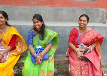 ভোট লুটের অভিযোগের মধ্যেও  বুথ চত্ত্বরে ভোট উৎসব মানালেন শাসক ও বিরোধী দলের তিন প্রার্থী