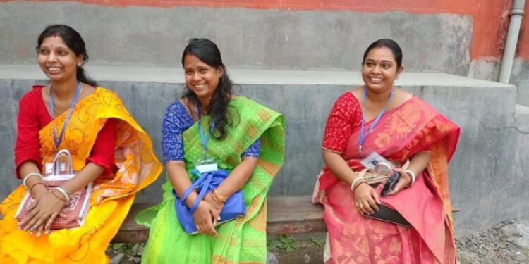 ভোট লুটের অভিযোগের মধ্যেও বুথ চত্ত্বরে ভোট উৎসব মানালেন শাসক ও বিরোধী দলের তিন প্রার্থী