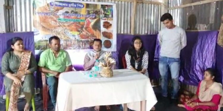 স্বয়ম্ভর গোষ্ঠীর মহিলাদের তৈরি কচুরিপানার হস্তশিল্প সামগ্রী বিক্রী করবেন মন্ত্রী