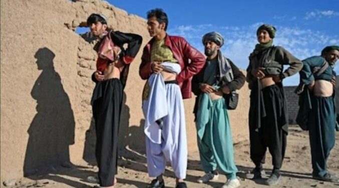 পরিবারের খাবার জোটাতে বাবা বিক্রি করছে নিজের কিডনি,মা টাকার বিনিময়ে তাঁর দুধের শিশুকে তুলে দিচ্ছে অজানা ব্যক্তির হাতে