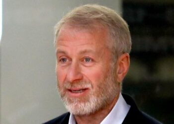 ইউক্রেন যুদ্ধে মধ্যস্থতাকারী রুশ ধনকুবের আব্রামোভিচকে বিষ প্রয়োগ  করে প্রাণে মারার চেষ্টা