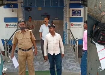 পড়ুয়ার ছদ্মবেশে চোলাই মদ পাচার করতে গিয়ে গ্রেফতার যুবক