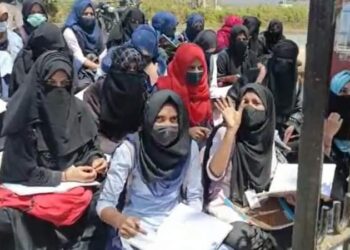 জিহাব ইস্যু : দশম শ্রেণীর  পরীক্ষা দেয়নি কর্ণাটকের ২০ হাজার ছাত্রী, হাইকোর্টের রায়ে কোরআন হাদিসের অপব্যাখ্যার অভিযোগ তুলে সুপ্রীম কোর্টের দ্বারস্থ মুসলিম পার্সোনাল ল বোর্ড