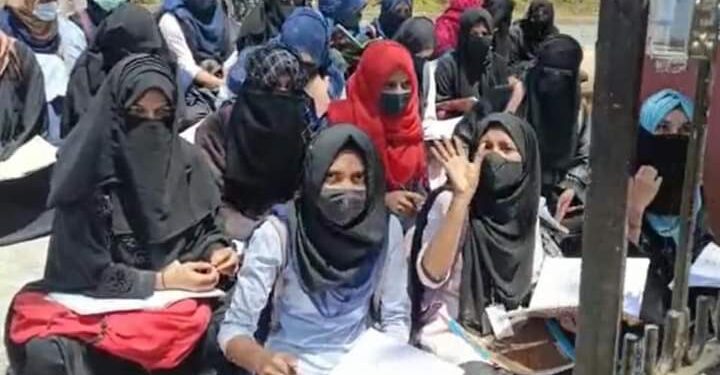 জিহাব ইস্যু : দশম শ্রেণীর  পরীক্ষা দেয়নি কর্ণাটকের ২০ হাজার ছাত্রী, হাইকোর্টের রায়ে কোরআন হাদিসের অপব্যাখ্যার অভিযোগ তুলে সুপ্রীম কোর্টের দ্বারস্থ মুসলিম পার্সোনাল ল বোর্ড