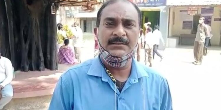 অনলাইন ব্যাংক সংস্থার হেল্পলাইন নম্বরে ফোন করে ৫০ হাজার টাকা খোয়ালেন ব্যবসায়ী