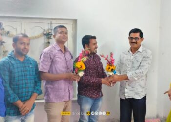 গুসকরা পুরসভার চেয়ারম্যানকে সম্বর্ধনা জানালো জেলা তৃণমূল ছাত্র পরিষদ