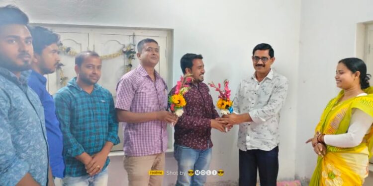 গুসকরা পুরসভার চেয়ারম্যানকে সম্বর্ধনা জানালো জেলা তৃণমূল ছাত্র পরিষদ