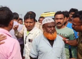 জাতীয় সড়ক সম্প্রসারণের জন্য নয়ানজুলি বুজিয়ে দেওয়ায় ডিভিসির জলে ডুবলো আলু জমি !   প্রতিবাদে জাতীয় সড়ক অবরোধ আলু চাষীদের