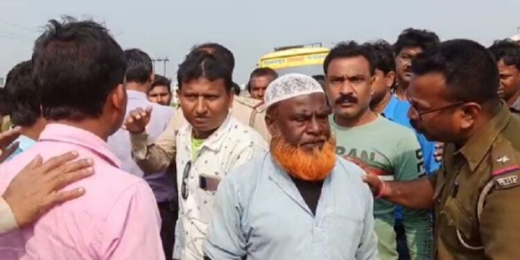 জাতীয় সড়ক সম্প্রসারণের জন্য নয়ানজুলি বুজিয়ে দেওয়ায় ডিভিসির জলে ডুবলো আলু জমি ! প্রতিবাদে জাতীয় সড়ক অবরোধ আলু চাষীদের