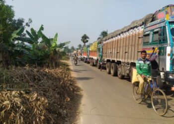 উঠছে আলু, যানজটের আশঙ্কা দেখা দিয়েছে জনবহুল সড়কপথে