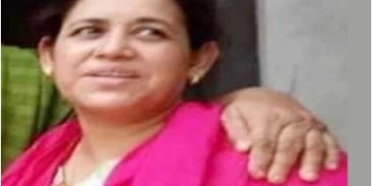 পরকীয়ার প্রতিবাদ করায় স্ত্রীকে ছাদ থেকে ফেলে খুনের অভিযোগ স্বামীর বিরুদ্ধে