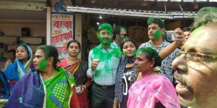 পুরসভা ভোটে তৃণমূলের জয়ে সবুজ আবিরে ভরে গেল পূর্ব বর্ধমানের গুসকরা