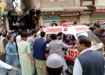 পাকিস্তানের পেশোয়ারের মসজিদে আত্মঘাতী বিস্ফোরণ, দুই পুলিশ ও দুই হামলাকারীসহ নিহত ৩০, আহত ৮০