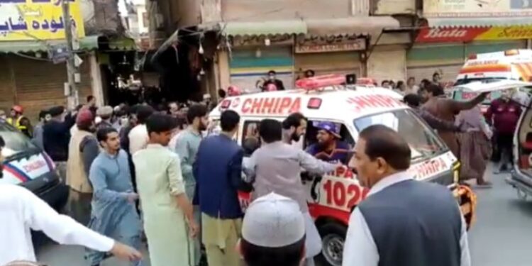 পাকিস্তানের পেশোয়ারের মসজিদে আত্মঘাতী বিস্ফোরণ, দুই পুলিশ ও দুই হামলাকারীসহ নিহত ৩০, আহত ৮০