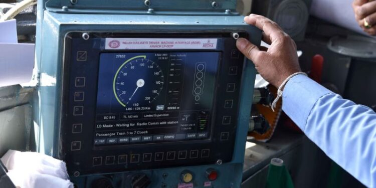 দেশীয় প্রযুক্তিতে তৈরি স্বয়ংক্রিয় ট্রেন সুরক্ষা ব্যবস্থা “কবচ”-এর সফল পরীক্ষা করল ভারতীয় রেল