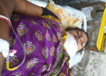 স্ত্রীর ঘাড়ে বটির কোপ বসিয়ে দিয়ে গা ঢাকা দিল স্বামী