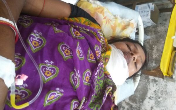 স্ত্রীর ঘাড়ে বটির কোপ বসিয়ে দিয়ে গা ঢাকা দিল স্বামী