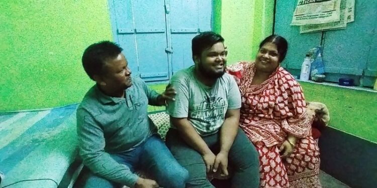 দুঃস্বপ্নের খারকিভ থেকে ফিরে আতঙ্ক পিছু ছাড়ছে না পূর্বস্থলীর আকিবের