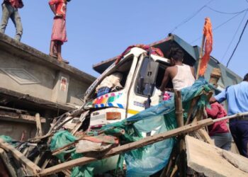 নিয়ন্ত্রণ হারিয়ে রাস্তার পাশে বাড়ির দেওয়াল ভেঙে ঢুকে পড়ল বেপরোয়া গতির ডাম্পার, আহত বৃদ্ধা ও ডাম্পারের চালক