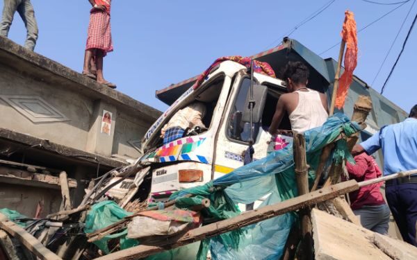 নিয়ন্ত্রণ হারিয়ে রাস্তার পাশে বাড়ির দেওয়াল ভেঙে ঢুকে পড়ল বেপরোয়া গতির ডাম্পার, আহত বৃদ্ধা ও ডাম্পারের চালক