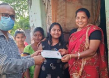 ছাত্রের বাড়িতে গিয়ে অ‍্যাডমিট কার্ড তুলে দিয়ে এলেন প্রধান শিক্ষক