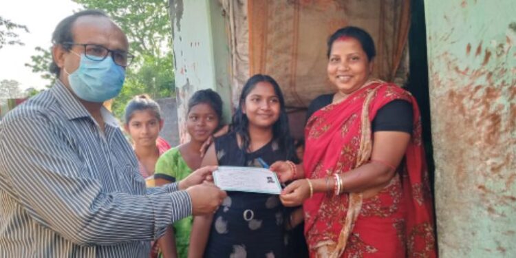 ছাত্রের বাড়িতে গিয়ে অ‍্যাডমিট কার্ড তুলে দিয়ে এলেন প্রধান শিক্ষক