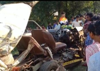 বিয়ে বাড়ি থেকে ফেরার পথে লরির ধাক্কায় মৃত্যু  চার চাকা গাড়ির ২ যাত্রীর,জখম ৩