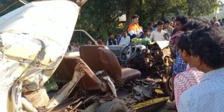 বিয়ে বাড়ি থেকে ফেরার পথে লরির ধাক্কায় মৃত্যু  চার চাকা গাড়ির ২ যাত্রীর,জখম ৩