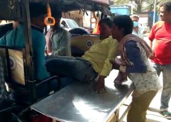 চলন্ত অবস্থায় টায়ার ফেটে নিয়ন্ত্রণ হারিয়ে উলটে গেল ধান বোঝাই ট্রাক্টর, জখম ৩ শ্রমিক