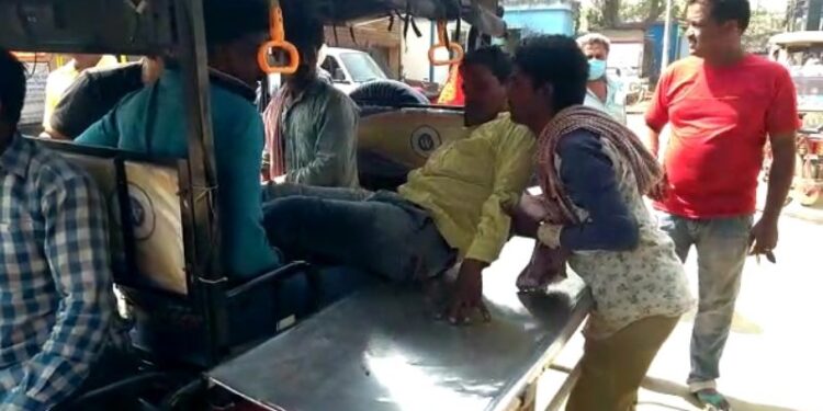 চলন্ত অবস্থায় টায়ার ফেটে নিয়ন্ত্রণ হারিয়ে উলটে গেল ধান বোঝাই ট্রাক্টর, জখম ৩ শ্রমিক