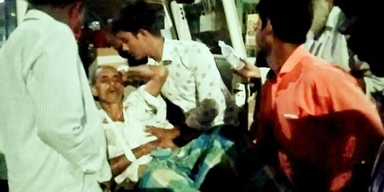 ডাম্পারের ধাক্কায় গুরুতর আহত সাইকেল আরোহী বৃদ্ধ