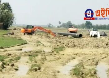 ন্যায্য ক্ষতিপূরণ না মেলায় মাটির নিচে দিয়ে  ইণ্ডিয়ান অয়েলের পাইপলাইন বসানোর কাজ বন্ধ করে দিল চাষিরা