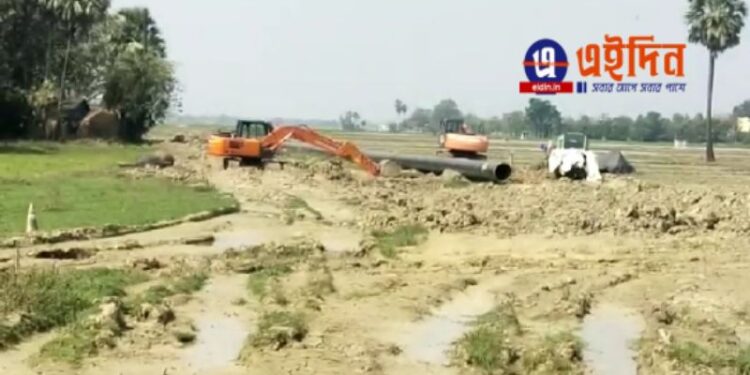 ন্যায্য ক্ষতিপূরণ না মেলায় মাটির নিচে দিয়ে  ইণ্ডিয়ান অয়েলের পাইপলাইন বসানোর কাজ বন্ধ করে দিল চাষিরা