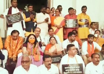 দুই দলীয় বিধায়কের সাসপেনশন প্রত্যাহারের দাবিতে বিধানসভা প্রাঙ্গনে বিজেপির পরিষদীয় দলের বিক্ষোভ সমাবেশে শুভেন্দু,চার রাজ্যে জয়ে মিষ্টি বিলিও করলেন