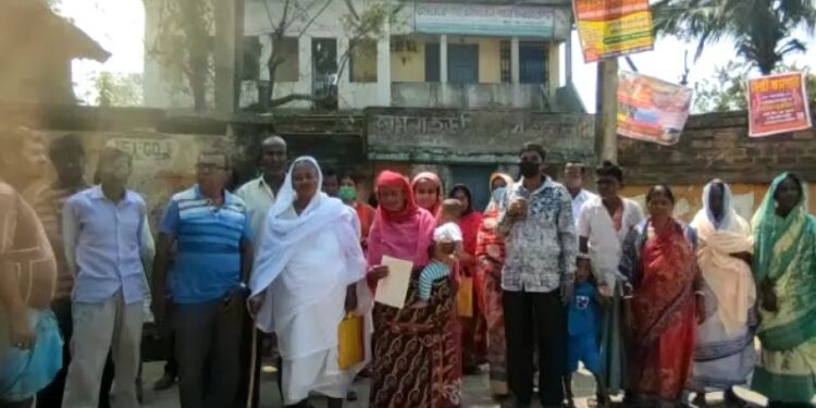 বছরের পর বছর আটকে গচ্ছিত টাকা, বিপাকে পড়ে বিক্ষোভ দেখালেন সমবায় সমিতির গ্রাহকরা